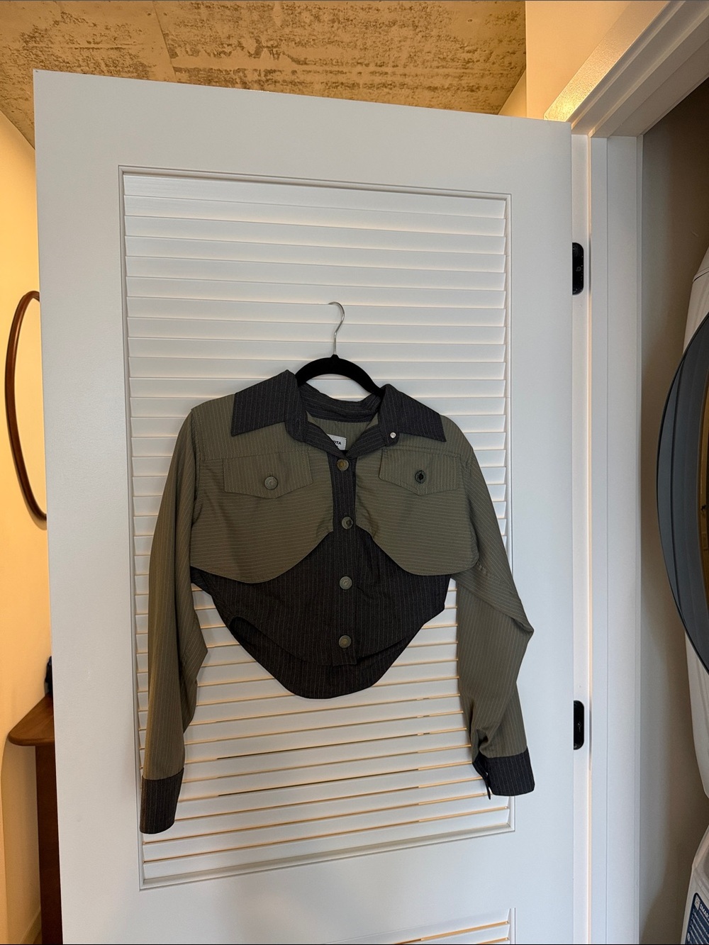 Eme Y Jota Two-Tone Cropped Button-Up Shirt Jacket - Olive & Black